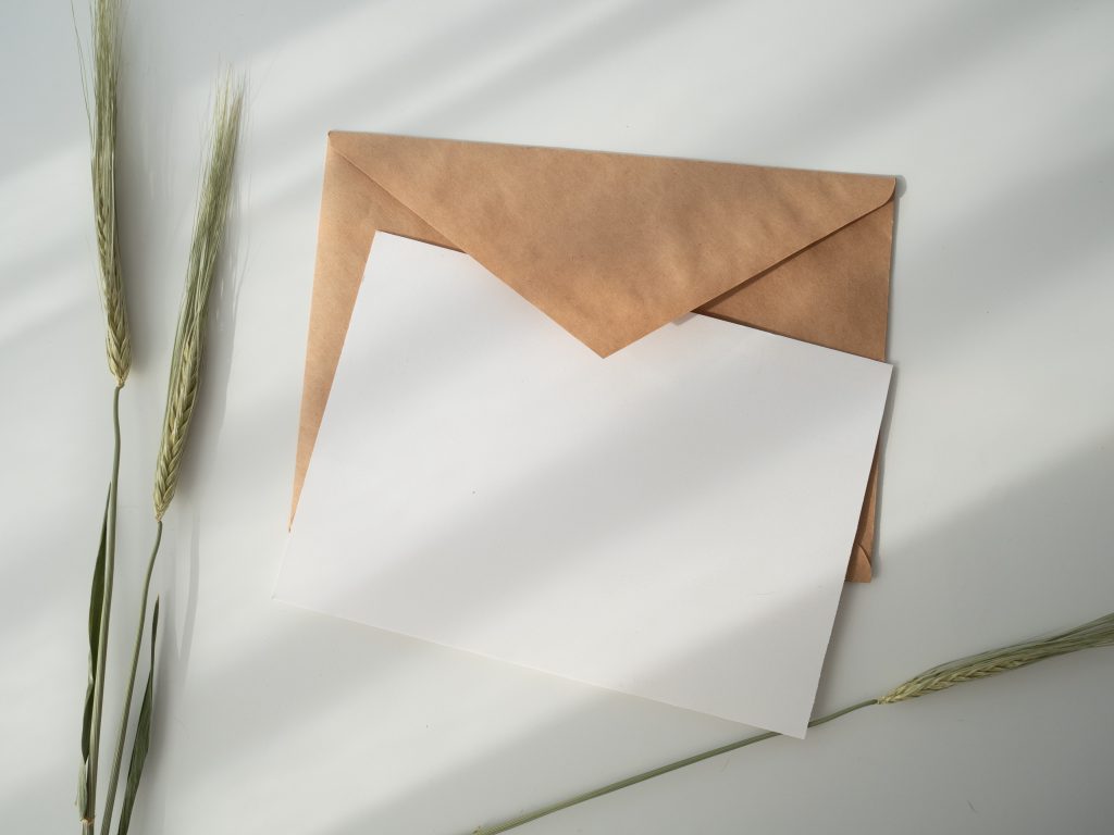 Sobre con hoja de papel