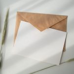 Sobre con hoja de papel
